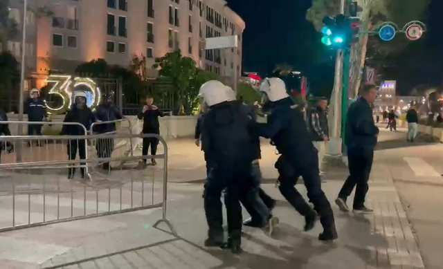 21:02 Protesta e opozitës/ Përplasje me policinë, uniformat blu shpërndajnë me ujë dhe gaz lotsjellës protestuesit