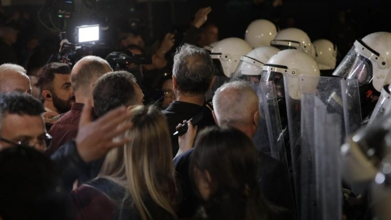 21:11 Incidentet në protestën e PD, disa persona marrin ndihmë mjekësore