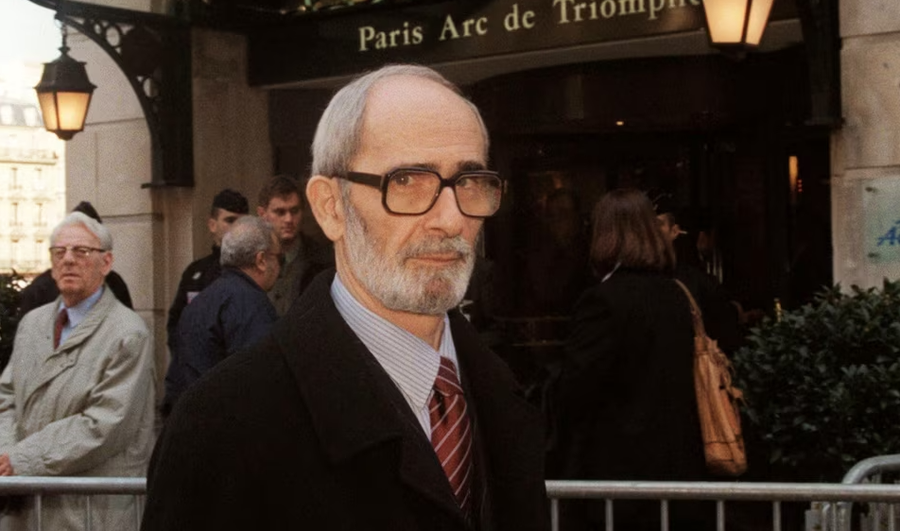 18:42 Letra e fundit e Rexhep Qoses: Më varrosni pa fjalime, pa lule, afër varrit të gruas sime