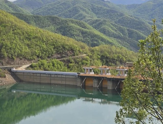 08:15 Shqipëria eksportoi 1.2 TWh energji në 3-mujorin e parë 2026/ Si e ndihmoi taksa e karbonit