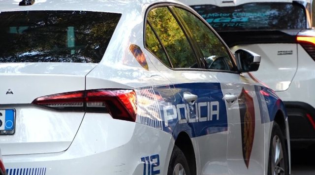 Zbulohet bazë armatimi në Tiranë/ Arrestohet 66-vjeçarja, në kërkim djali i saj