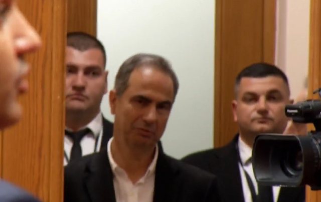 Rinis seanca/ Peleshi e përjashtoi, Boçi qëndron në derën e sallës së parlamentit