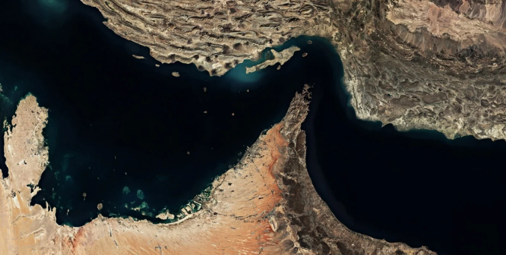 Irani devijon anijet në Hormuz për shkak të rrezikut nga minat, Ishulli Larak kthehet në pikë kyçe strategjike