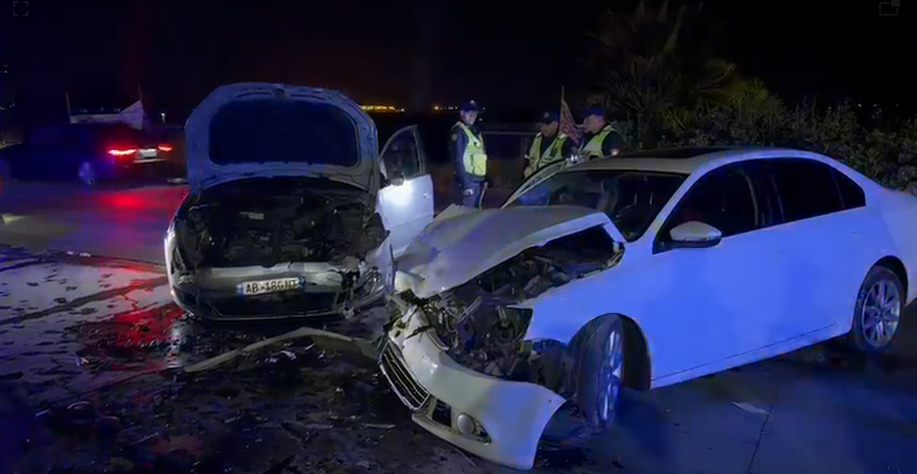 15-vjeçari përplas qëllimisht makinën e policisë, dy efektivë të plagosur në Vlorë