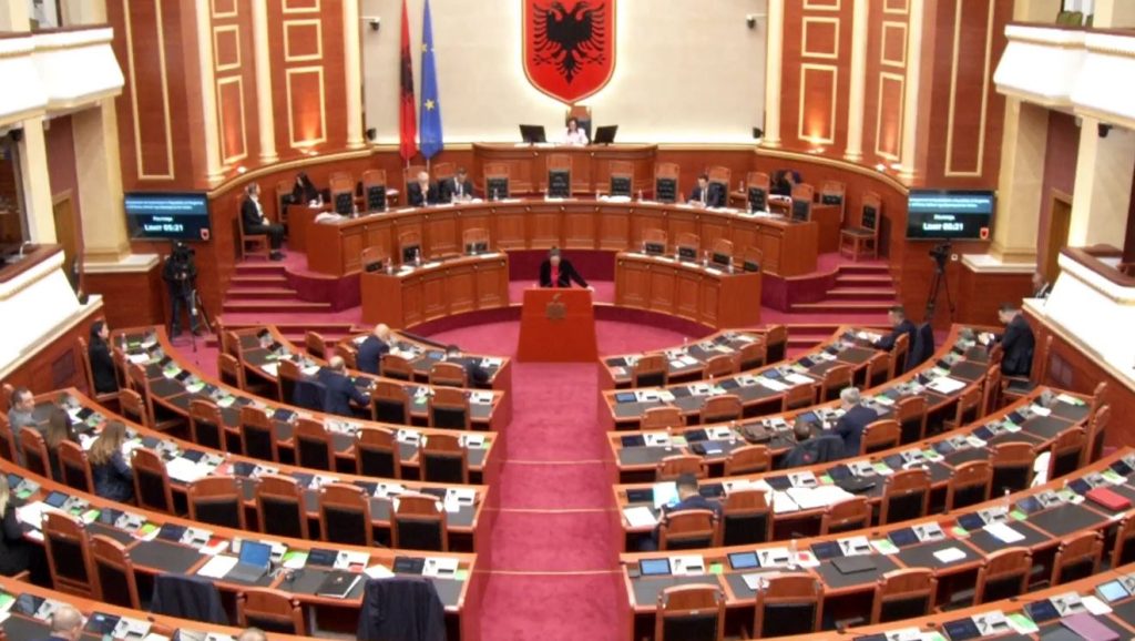 Interpleanca e Tabakut me Ibrahimajn, shumica e deputetëve braktisin sallën. Ja çfarë ndodh në Kuvend