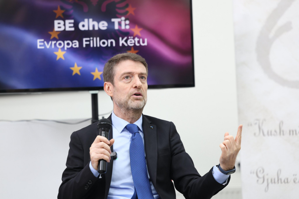 13:05 Hoxha mbështet protestën e studentëve në Shkup: Gjuha amtare, e drejtë themelore!