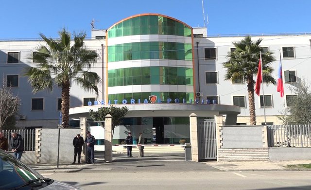 Vjedhje dhe drejtim makine pa patentë/ Vihen në pranga dy persona në Durrës