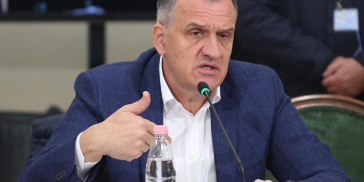 Trajtimi gjatë seancave gjyqësore, Beqaj kundër “kafazit”! Zbulohet letra për Qeverinë, Kuvendin dhe…