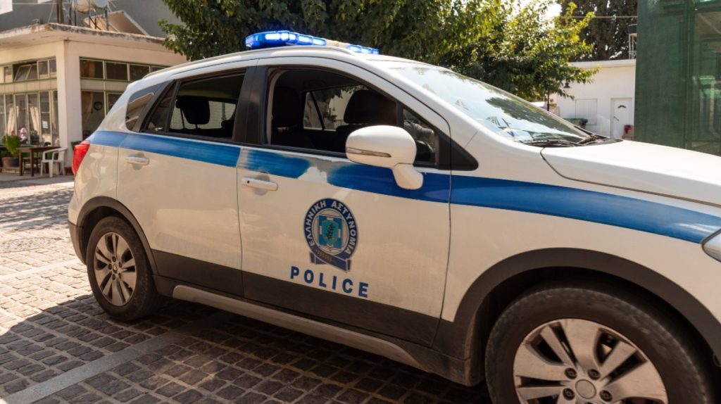 Plagosën me armë të riun në këmbë, vetëdorëzohet një prej autorëve, në kërkim i riu shqiptar në Greqi