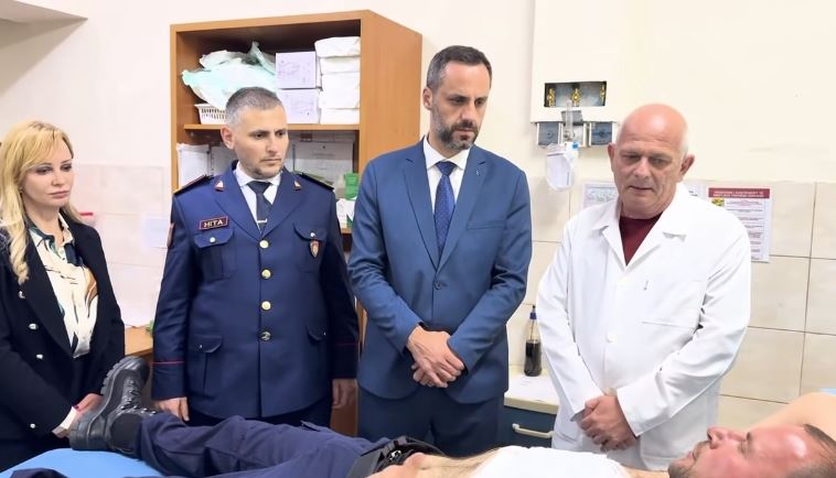 08:45 Lamallari dhe Hita vizitojnë në spital policët e plagosur gjatë protestës së opozitës