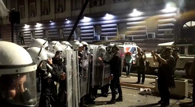10:00 Reuters: Protestë e dhunshme në Tiranë, policia përdor topa uji dhe sprej piperi