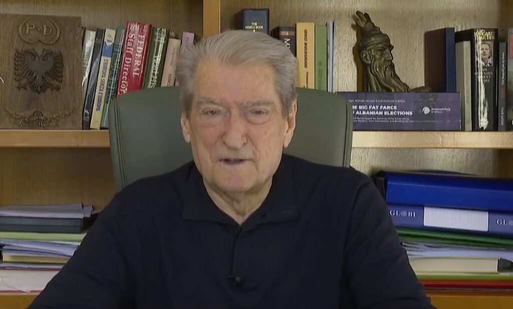 13:15 Berisha: Policia e nisi dhunën, goditi zyrtarët e PD-së