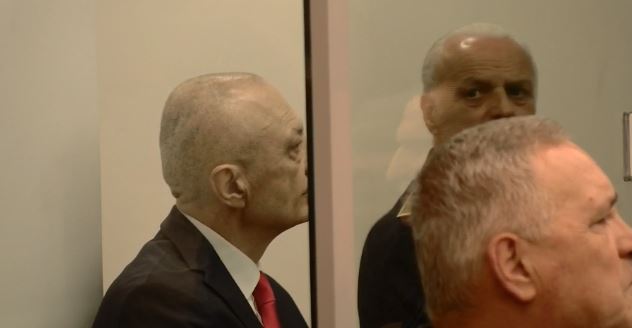 11:53 Shtyhet seanca në themel e Metës në GJKKO. Ish-vjehrra e tij kërkon…