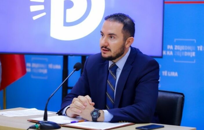 15:30 Shpërthen Salianji: ”Sali kolltuku, 36 vite në pushtet! Do të çmontoj ty dhe regjimin Rama-Berisha”