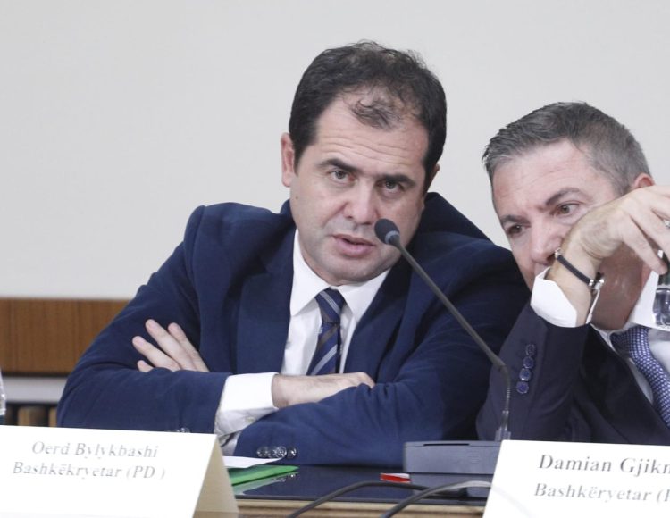 Pakti politik për ‘financimin e partive’ pritet me rezerva nga shoqëria civile