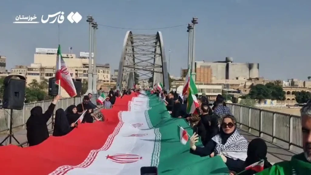 Iranianët formojnë ‘zinxhirë njerëzorë’ në termocentrale dhe ura