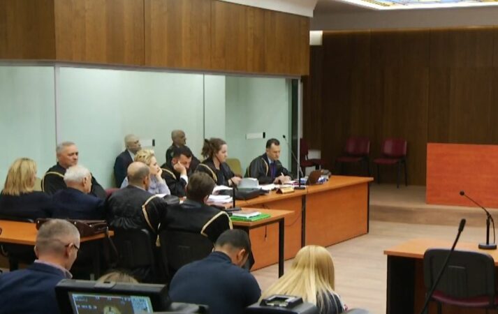 11:46 “Hiqjani kafazin prej xhami!”, shpërthen avokati i Metës: Vetëm ISIS i poshtëronte kështu njerëzit