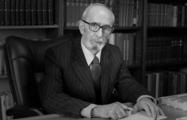 13:00 Me mbi 30 libra me studime për letërsinë, romane e publicistikë, kush ishte Akademiku Rexhep Qosja. Angazhimi politik në Kosovë dhe “Nderi i Kombit në Shqipëri”