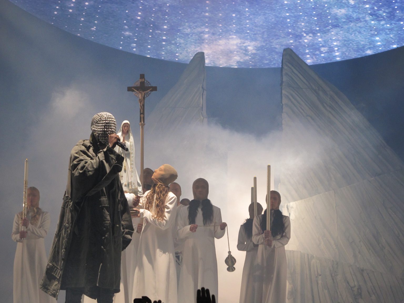 08:05 Kur spektakli kalon vijën e kuqe: Koncerti i Kanye West ngre pikëpyetje të shumta