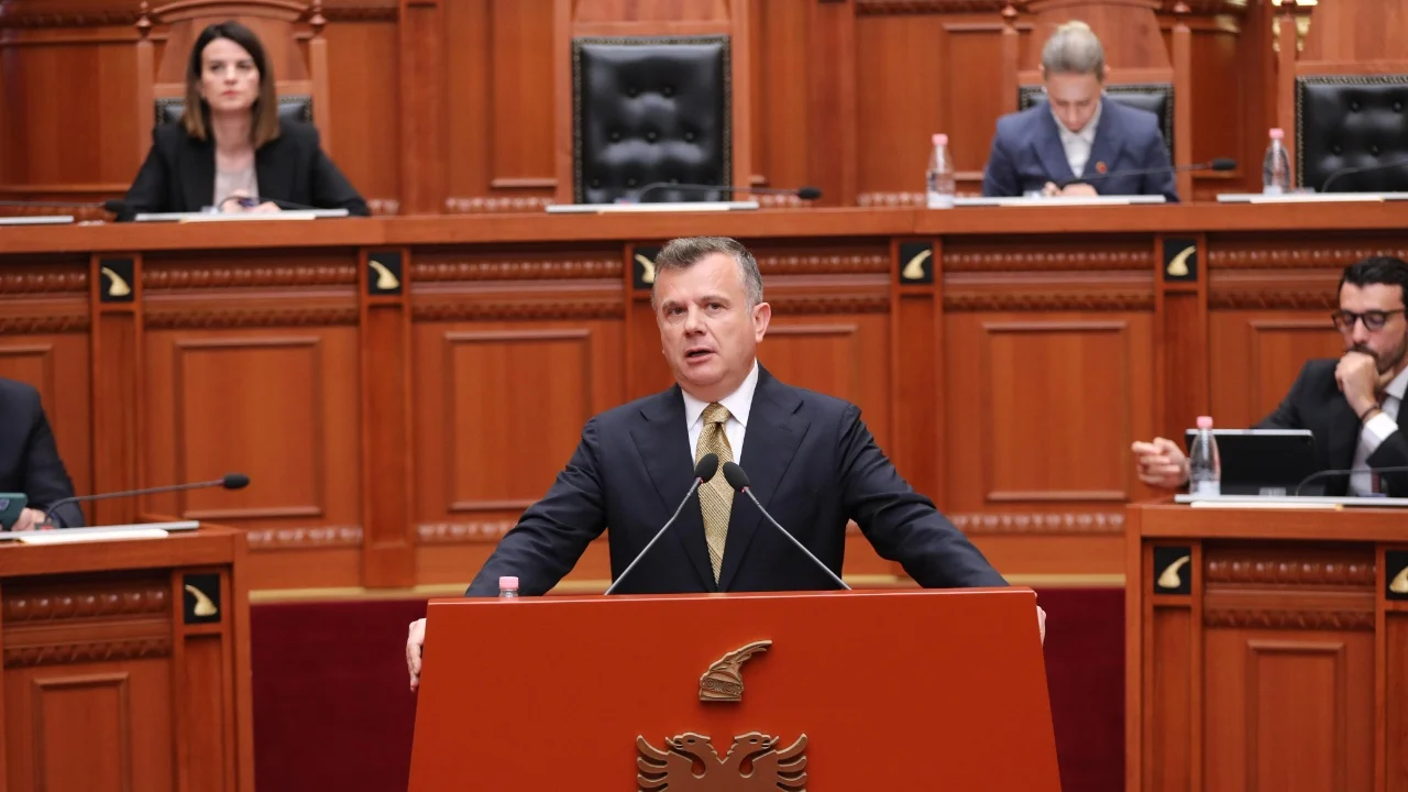 14:00 Balla ironizon zgjedhjet në PD: Ankoheni për vjedhje votash brenda partisë suaj. E përjashtuat edhe Meremen e shkretë