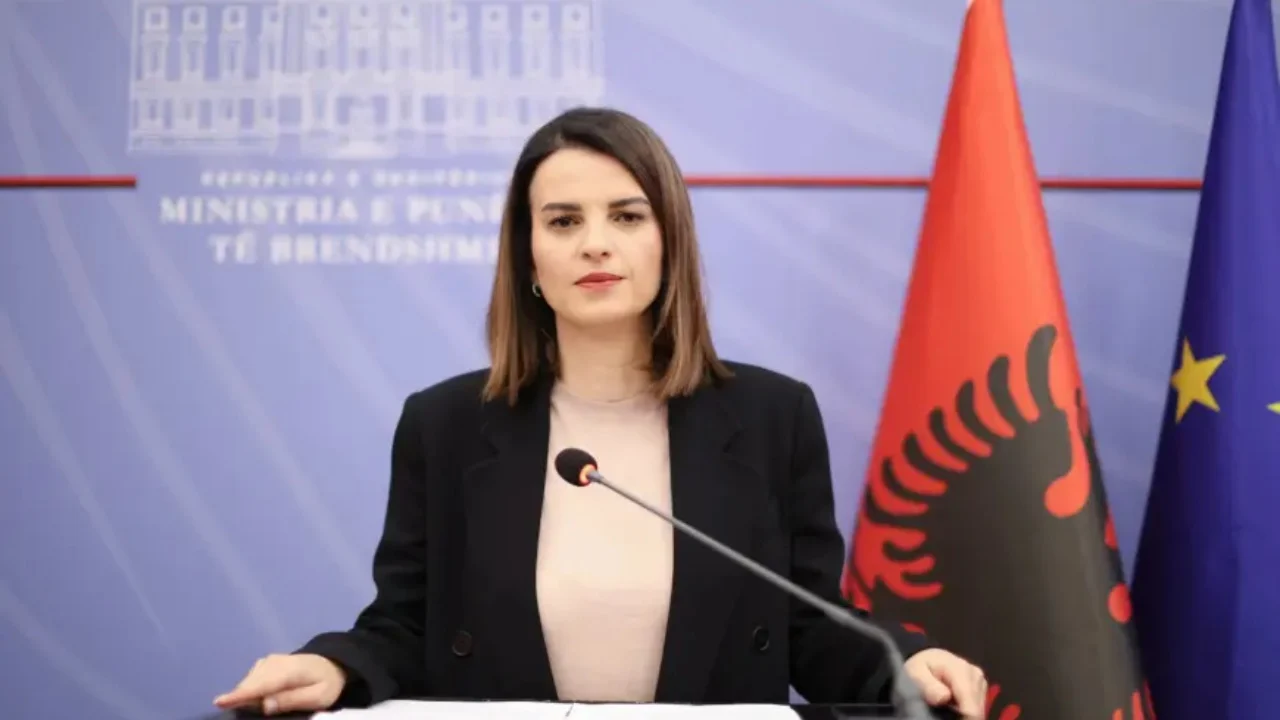 12:56 “Një dhimbje që nuk ngushëllohet”/Koçiu viziton familjet e dy viktimave në Durrës: Tragjedia, thirrje e fortë për më shumë përgjegjësi dhe siguri