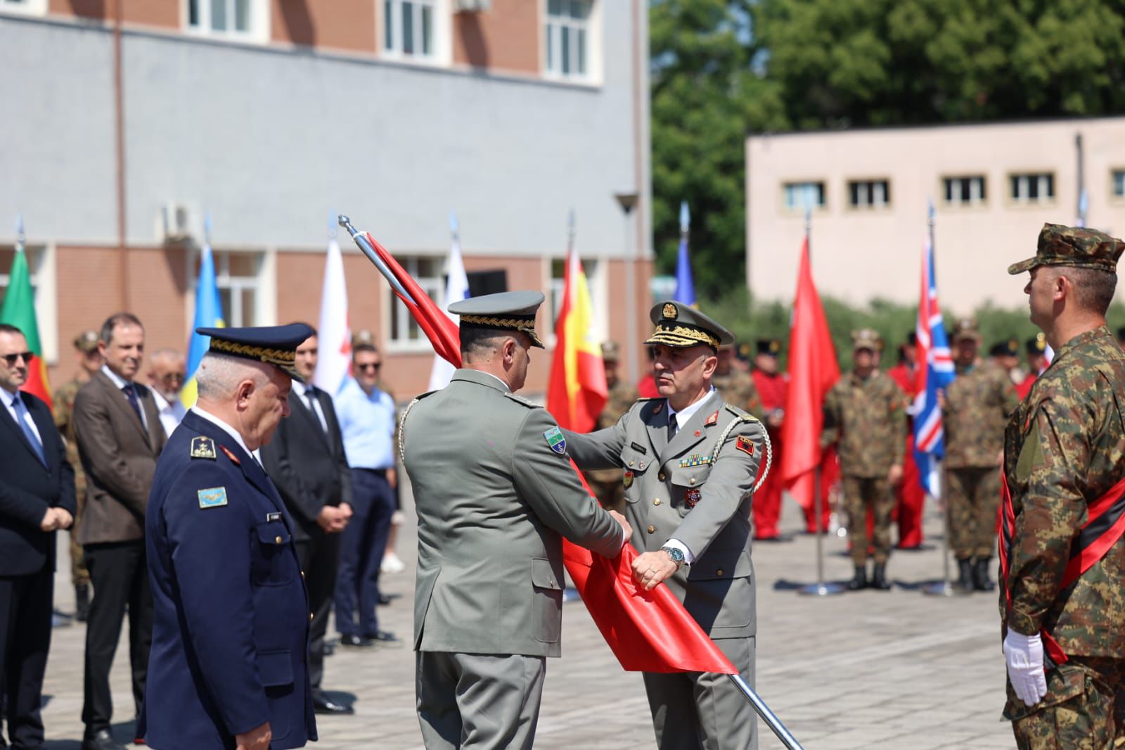 14:04 Gjeneral Major Ferdinand Dimo merr komandën e Akademisë së Forcave të Armatosura, Ministri Nufi: Arsimi ushtarak, pararojë e zhvillimit të Forcave të Armatosura