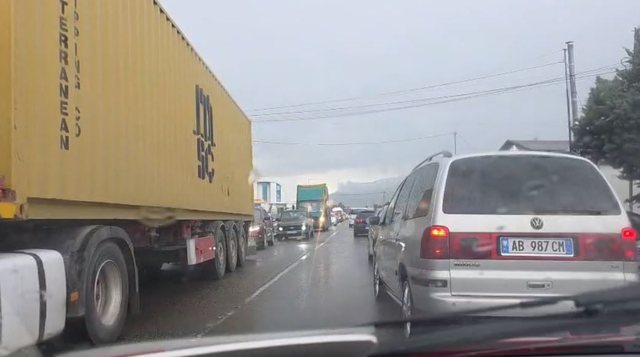 Autostrada Tiranë-Elbasan e bllokuar prej orësh, trafik i rënduar dhe radhë kilometrike automjetesh