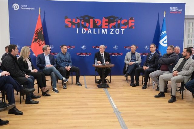 20:06 Kryesia e PD, zbardhen ndryshimet në statut, nuk preket neni “Basha” dhe Primaret