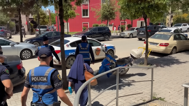 E PAZAKONTË NË VLORË! Hyri në gjykatë me th*kë, gruaja tentoi t’i shmangej skanerit