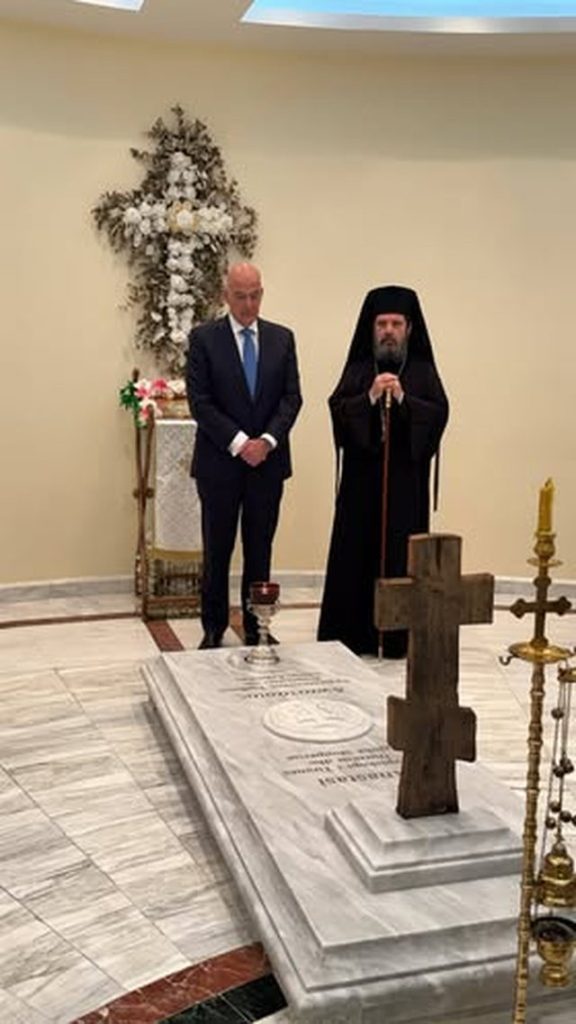 Ministri grek i Mbrojtjes viziton Katedralen Ortodokse në Tiranë, homazhe te varri i Kryepiskopit Anastas
