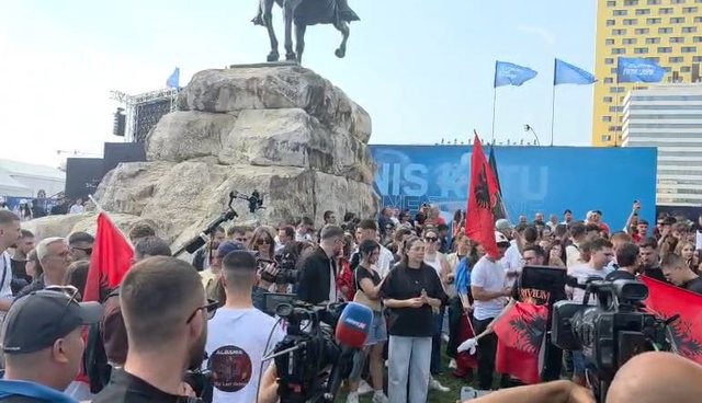 17:32 Protesta në Tiranë për Gjuhën Shqipe! Nis organizimi në mbështetje të studentëve shqiptarë në RMV