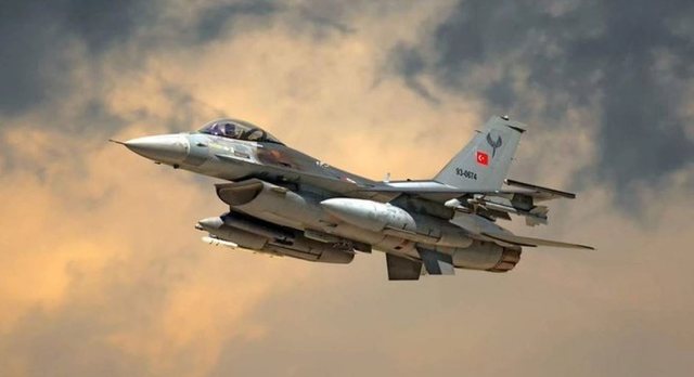 Tensione mbi Egje, 4 avionë luftarakë turq shkelin hapësirën dhe përplasen me ata grekë