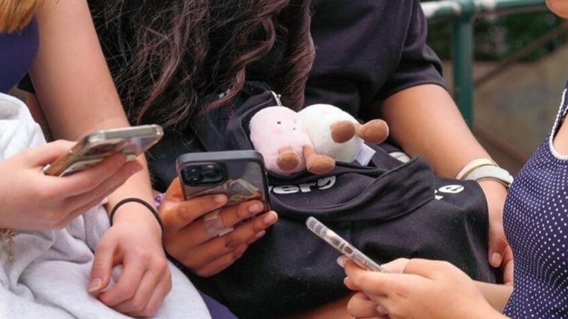 Raporti britanik: TikTok dhe YouTube nuk ofrojnë siguri për fëmijët