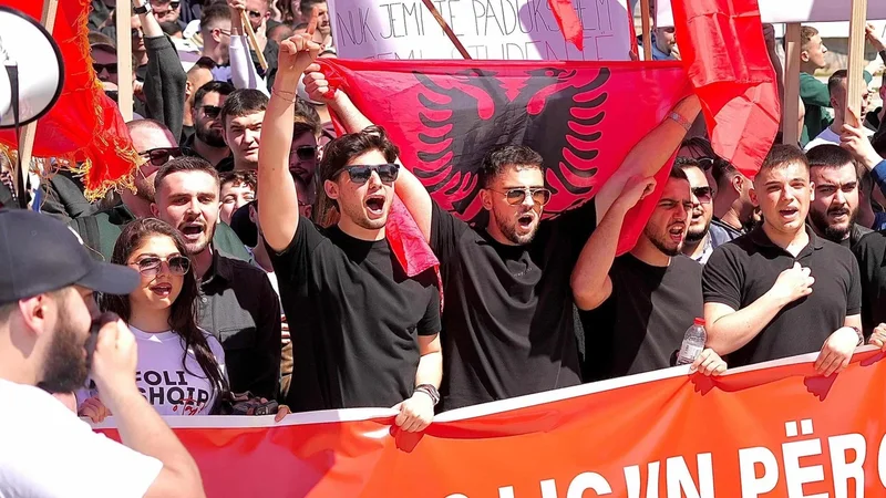 Shkupi vishet kuq e zi, studentët shqiptarë protestë për gjuhën
