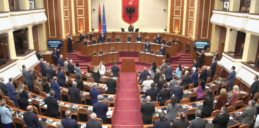 17:14 Kuvendi nis me një minutë heshtje për tragjedinë e Durrësit
