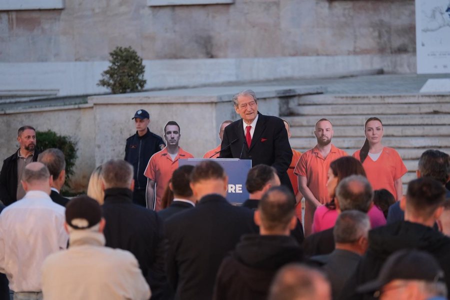 19:58 Tragjedia në Durrës, Berisha nis “Foltoren” me një minutë heshtje