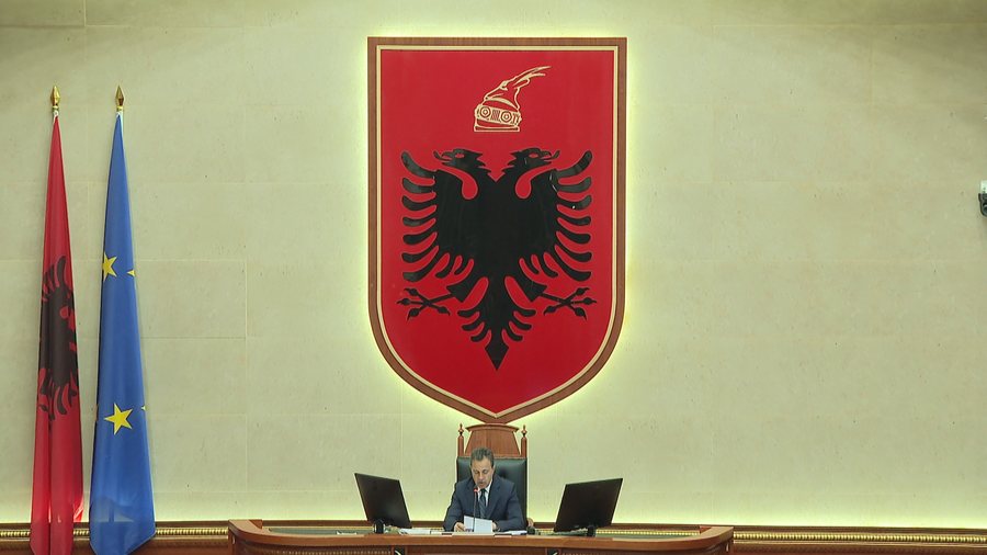 15:49 Raporti i PE përplas PD-PS, replika për integrimin, sherr edhe për interpelancat