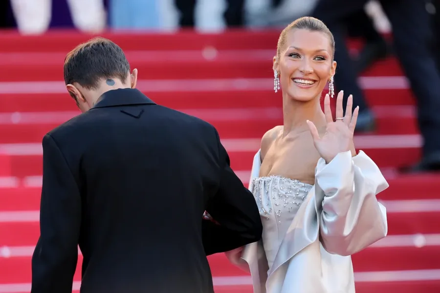 Bella Hadid zgjedh vëllain e saj Anwar si shoqërues në tapetin e kuq të Festivalit të Filmit në Kanë