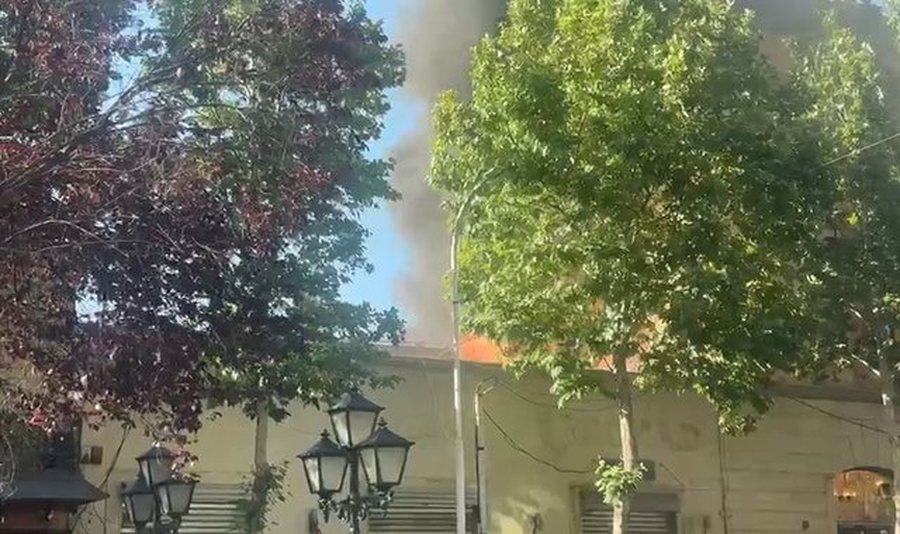 Zjarr në “Rrugën e Kavajës” në Tiranë, tymi mbulon zonën