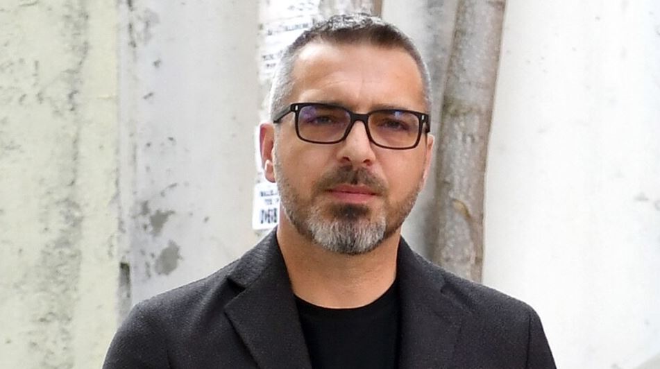 12:02 Tek lëvizje e Tahirit ndez rrjetin, fotoja me kamerën në sfond ngjall aludime