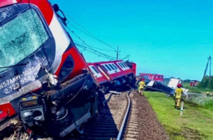 Aksident i rëndë në Poloni, treni përplaset me një kamion dhe del nga shinat, 1 viktimë dhe 18 të plagosur
