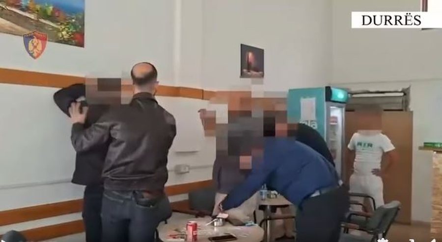 Shisnin lëndë narkotike pranë shkollave, policia arreston 9 persona dhe shpall në kërkim tre të tjerë