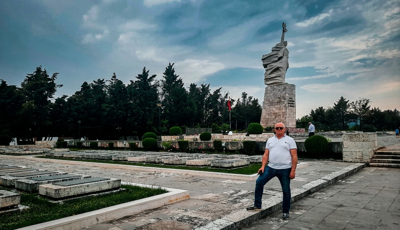 07:00 Nga Leonard Veizi/ Kujtesa, mes kultit të dëshmorëve dhe etikës së sakrificës