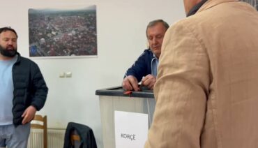 09:30 Zgjedhjet në degën e PD në Korçë, ndërpritet procesi, përplasje mes komisionerëve për listat e votuesve!