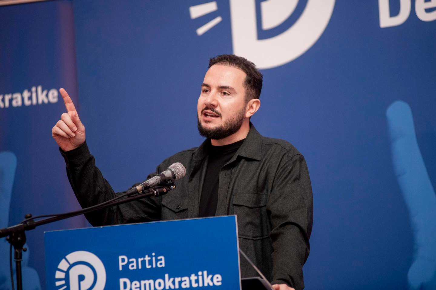 13:45 Salianji publikon vendimin e gjykatës britanike: Berisha i lidhur me krimin e organizuar. Sali ‘kolltuku’ i damkosur, jo i akuzuar kot