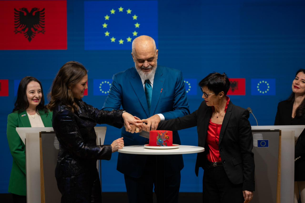 09:30 Në Ditën e Europës, Rama publikon foton nga momenti historik për negociatat me BE-në