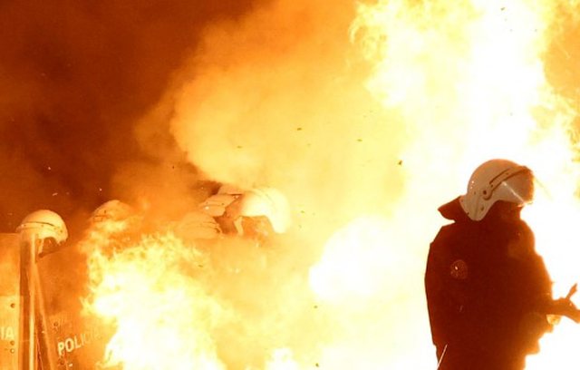 11:45 Protesta e opozitës/ Berisha: Kryengritja jonë paqësore, jehonë botërore!