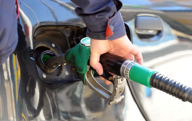 13:30 Ping-pong me çmimet e karburanteve/ Sa do të shitet sot nafta dhe benzina?