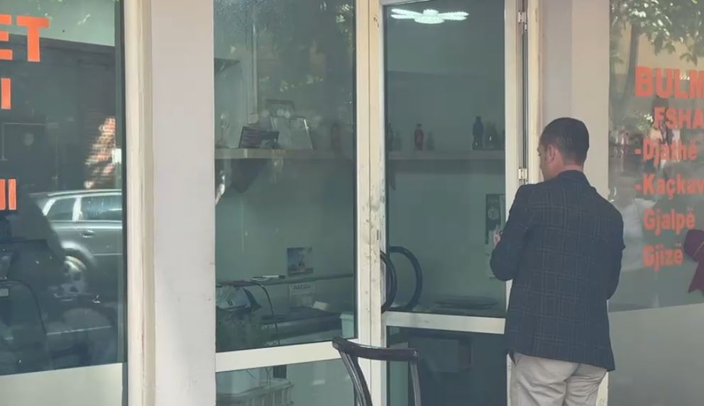 Biznesi në Pogradec sërish pre e grabitjes, sekuestrohen kamerat e sigurisë, dyshohet se autorët morën rreth 2 mln lekë