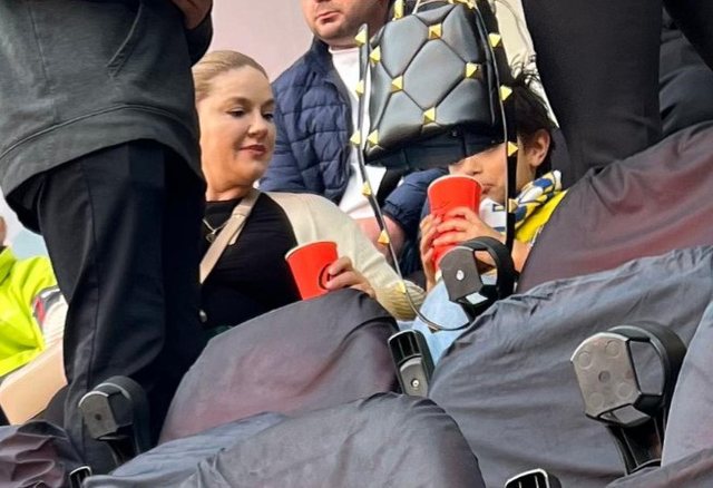 Fotolajm/ Pasi iu hoqën masat e sigurisë, Ajola Xoxa shfaqet në publik